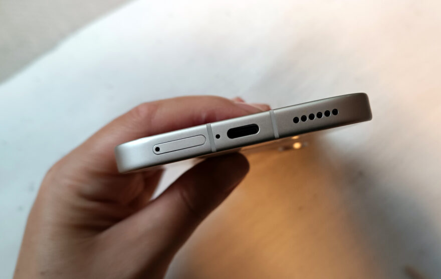 Telefon je tenký, ale má pevné kovové tělo, které ho chrání i před pády. Napájecí kabel se zapojuje do spodní části, zde je také vstup pro SIM a mikrofon.