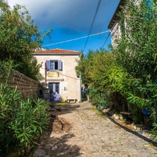 Ulice městečka Osor, které spojuje ostrovy Lošinj a Cres.