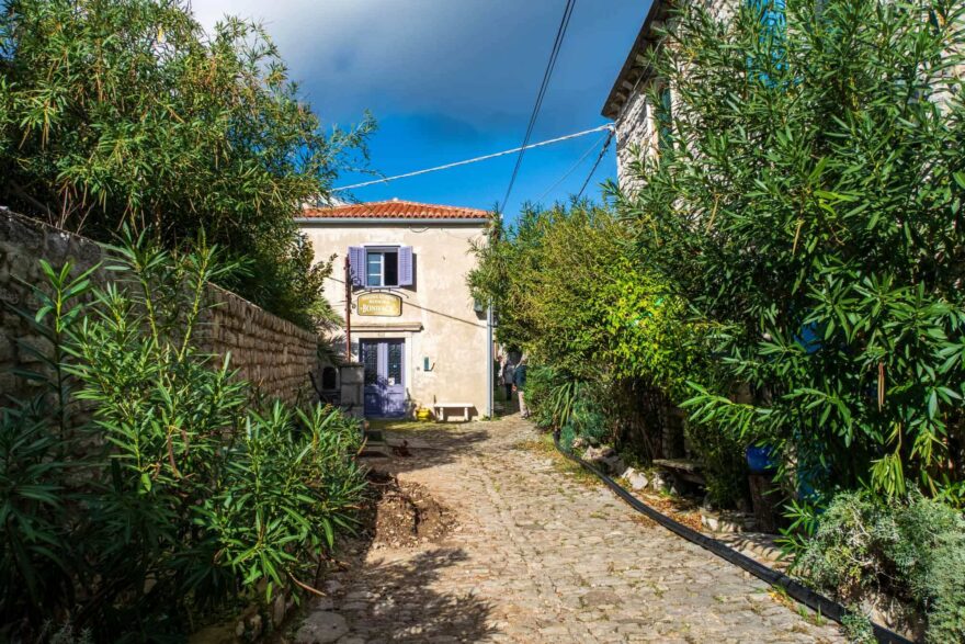 Ulice městečka Osor, které spojuje ostrovy Lošinj a Cres.