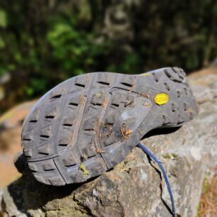 Podrážka Vibram s výborným gripem a trakcí na většině povrchů