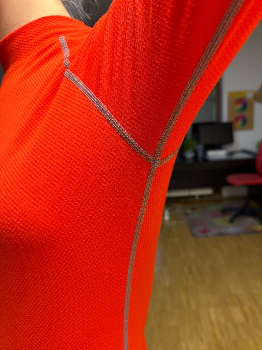 Detail dámského trika Nanosilver - Zvýrazněné elegantní švy
