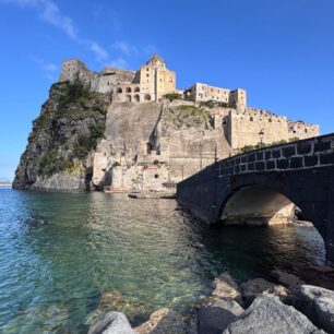 Hrad na vulkanické skále Castello Aragonese
