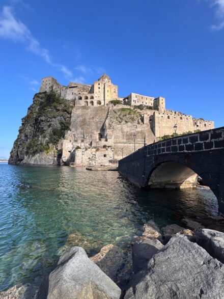 Hrad na vulkanické skále Castello Aragonese