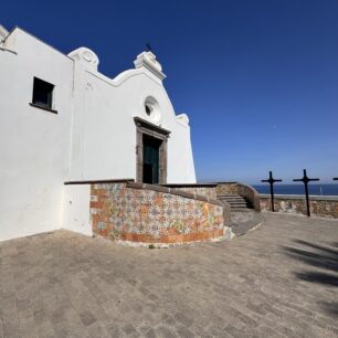 Ikonický kostel Chiesa del Soccorso, Forio