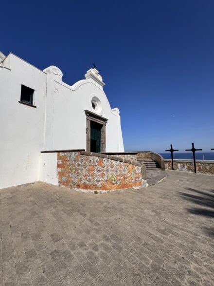Ikonický kostel Chiesa del Soccorso, Forio