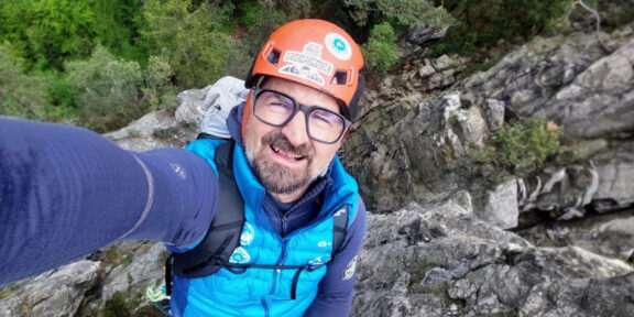 RECENZE: BATOH SINGING ROCK ROCKALP 35+7 – DRŽÍ SE TEMPA A TEBE