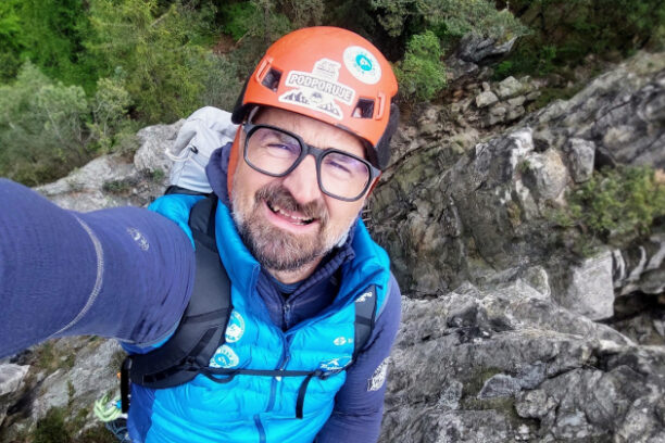 RECENZE: BATOH SINGING ROCK ROCKALP 35+7 – DRŽÍ SE TEMPA A TEBE