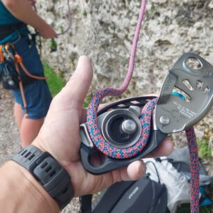 Testování proběhlo i s novým jistítkem Petzl NEOX bez problému - TENDON ANNIVERSAL 9,5