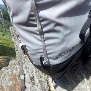 Popruhový žebřík a detail plastového dílu pro fixaci cepínu - SINGING ROCK ROCKALP 35+7