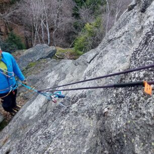 Ani 240 cm dlouhá smyčka Black Diamond Infinity Cord nezabere hodně místa a osvědčila se při budování jistících stanovišť