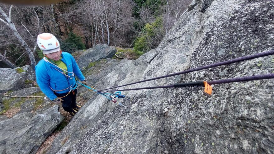Ani 240 cm dlouhá smyčka Black Diamond Infinity Cord nezabere hodně místa a osvědčila se při budování jistících stanovišť