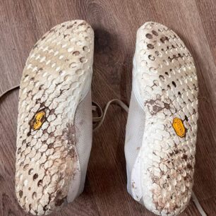 Díky nízkému vzorku se hlína a bahno drží v podrážce minimálně - Merrell Vapor Glove 7