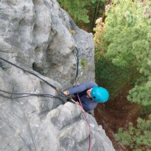 Díky tuhosti se smyčky Black Diamond Infinity Cord skvěle provlékají do hodin