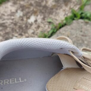 Jedna strana jazyka je fixována pomocí ploché gumy - Merrell Vapor Glove 7