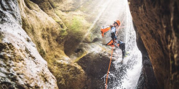 Canyoning v okolí Salzy: když se voda stane hřištěm