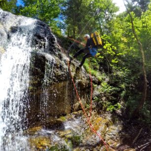 Canyoning v okolí Salzy: když se voda stane hřištěm