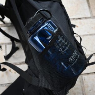 Lahev Nalgene 1 l je hraniční pro uložení do boční kapsy batohu YATE NOX 40
