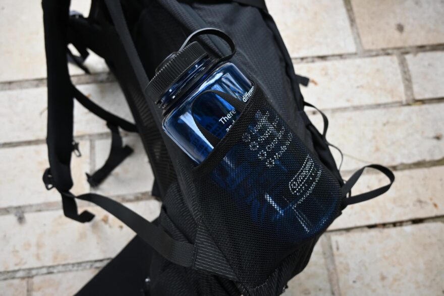 Lahev Nalgene 1 l je hraniční pro uložení do boční kapsy batohu YATE NOX 40