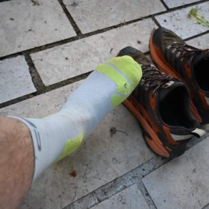 Označení ponožek L a P - CEP HIKING LIGHT CUSHION COMPRESSION SOCKS MID CUT
