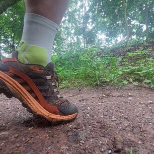 Ponožka CEP HIKING LIGHT CUSHION COMPRESSION SOCKS MID CUT na noze skvěle sedí a nesjíždí