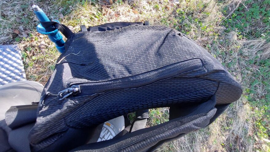 Uložení pláštěnky na spodní straně batohu YATE NOX 40