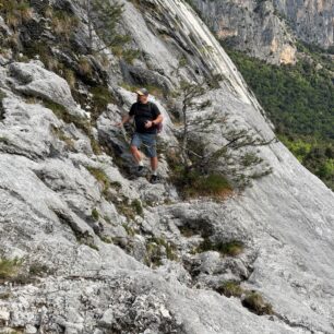 Ve stěně v ponožkách CEP HIKING LIGHT CUSHION COMPRESSION SOCKS MID CUT