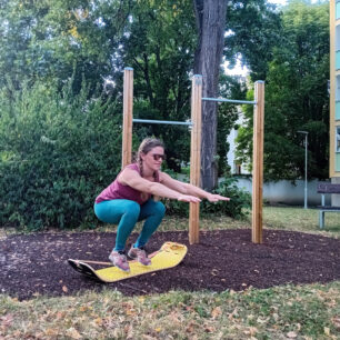 Cvik pro skialpinisty - dřep na nestabilní podložce (slackline)