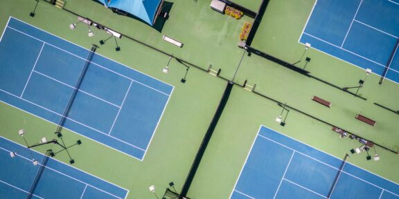 Tenis jako aktivní koníček: Proč se k němu každé léto vrací stále více lidí