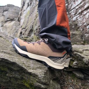 Boty LOWA EXPLORER GTX LO na vlhkých kamenech drží