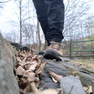 Značková podrážka Vibram drží i v náklonu - LOWA EXPLORER GTX LO