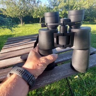 Dobrý úchop dalekohledu NIKON ACTION ZOOM dává pocit jistoty při manipulaci a používání