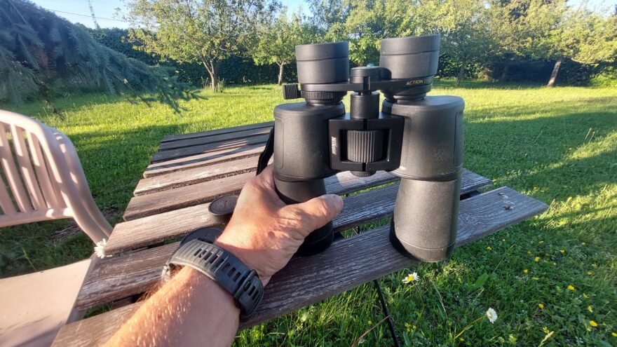 Dobrý úchop dalekohledu NIKON ACTION ZOOM dává pocit jistoty při manipulaci a používání
