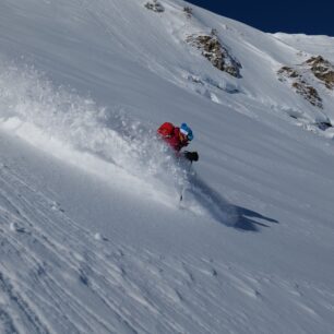 Sjezd svahem podél nastupující gliding avalanche v oblasti Wildalpen
