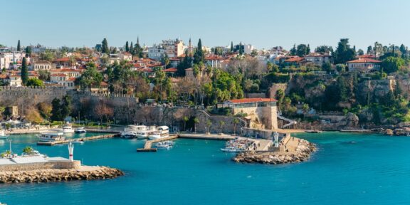 Turecká riviéra pro rodiny v roce 2026 – Antalya, Side, nebo Belek: kterou oblast vybrat?