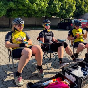 Pětice amatérek se chystá zdolat drsnou trasu Tour de France Femmes. Foto: Archiv spolku BKG, z.s.