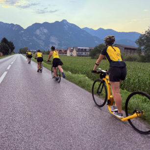 Unikátní sportovní projekt dokončen: Pět českých koloběžkářek ujelo trasu ženské Tour de France den před pelotonem. Foto: Martin Brož