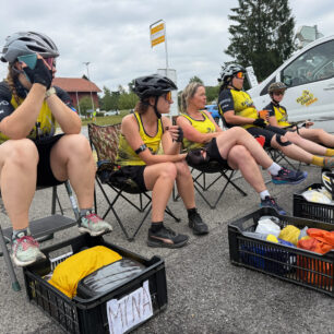 Unikátní sportovní projekt dokončen: Pět českých koloběžkářek ujelo trasu ženské Tour de France den před pelotonem. Foto: Martin Brož
