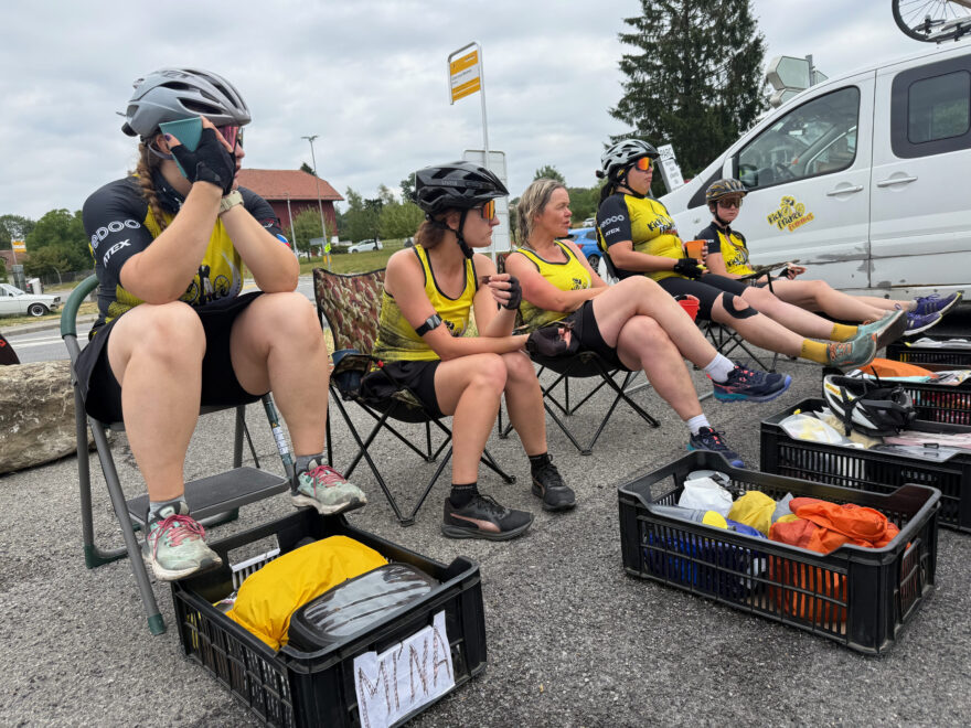 Unikátní sportovní projekt dokončen: Pět českých koloběžkářek ujelo trasu ženské Tour de France den před pelotonem. Foto: Martin Brož