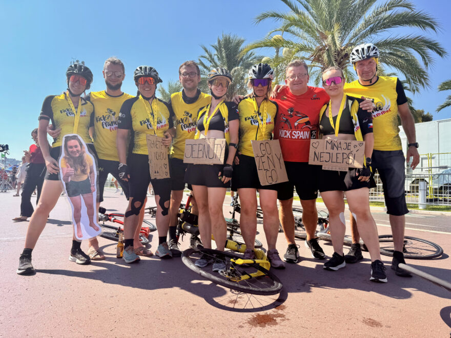 Unikátní sportovní projekt dokončen: Pět českých koloběžkářek ujelo trasu ženské Tour de France den před pelotonem. Foto: Martin Brož