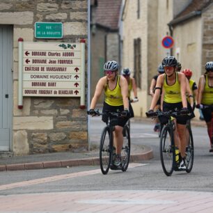 Unikátní sportovní projekt dokončen: Pět českých koloběžkářek ujelo trasu ženské Tour de France den před pelotonem. Foto: Martin Brož
