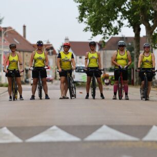 Unikátní sportovní projekt dokončen: Pět českých koloběžkářek ujelo trasu ženské Tour de France den před pelotonem. Foto: Martin Brož