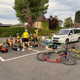 Unikátní sportovní projekt dokončen: Pět českých koloběžkářek ujelo trasu ženské Tour de France den před pelotonem. Foto: Martin Brož