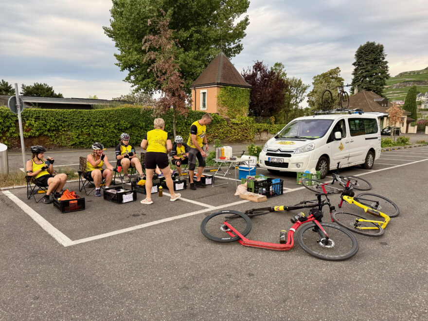 Unikátní sportovní projekt dokončen: Pět českých koloběžkářek ujelo trasu ženské Tour de France den před pelotonem. Foto: Martin Brož