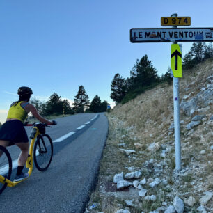 Unikátní sportovní projekt dokončen: Pět českých koloběžkářek ujelo trasu ženské Tour de France den před pelotonem. Foto: Martin Brož