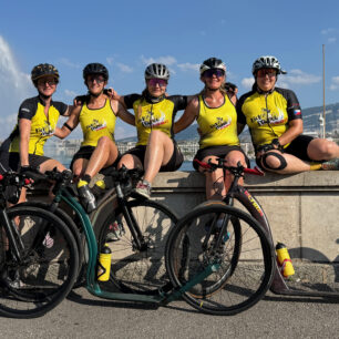 Unikátní sportovní projekt dokončen: Pět českých koloběžkářek ujelo trasu ženské Tour de France den před pelotonem. Foto: Martin Brož