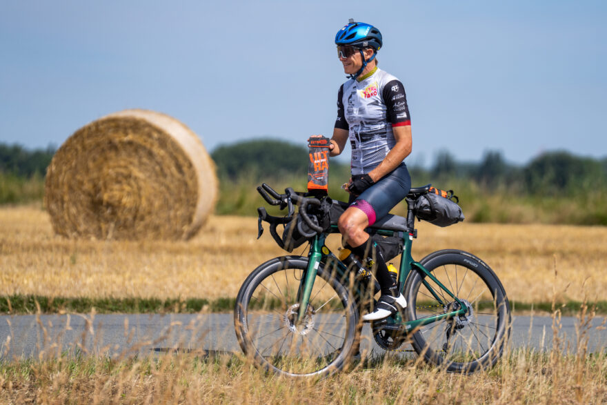 TOUR DE FRANCE PO VLASTNÍ OSE. DANIEL POLMAN V LOŇSKÉM ROCE ZVLÁDL PŘES 6 000 KILOMETRŮ S PODPOROU ULTRA LOS KŘUPOS
