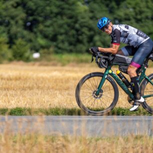 TOUR DE FRANCE PO VLASTNÍ OSE. DANIEL POLMAN V LOŇSKÉM ROCE ZVLÁDL PŘES 6 000 KILOMETRŮ S PODPOROU ULTRA LOS KŘUPOS