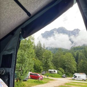 Střešní stan, tři puberťačky a Alpy. Překvapivě dobrá kombinace