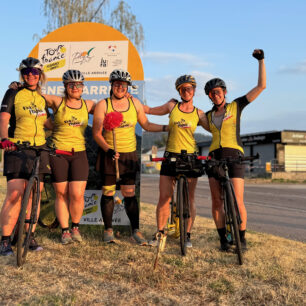 Unikátní sportovní projekt dokončen: Pět českých koloběžkářek ujelo trasu ženské Tour de France den před pelotonem. Foto: Martin Brož