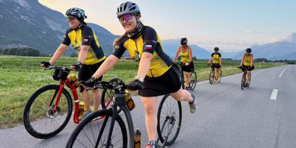 Unikátní sportovní projekt dokončen: Pět českých koloběžkářek ujelo trasu ženské Tour de France den před pelotonem